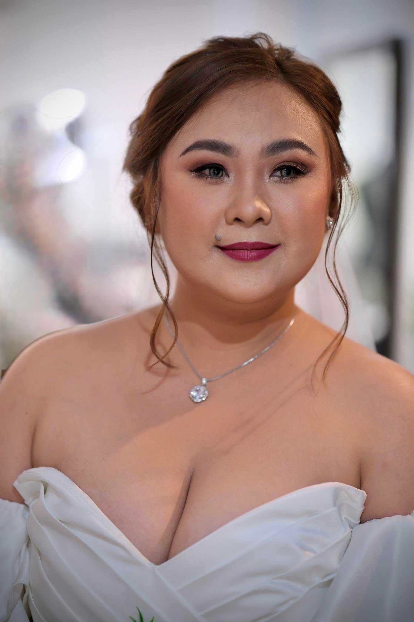 Bride with a classic bridal look, soft matte skin and defined eyes.