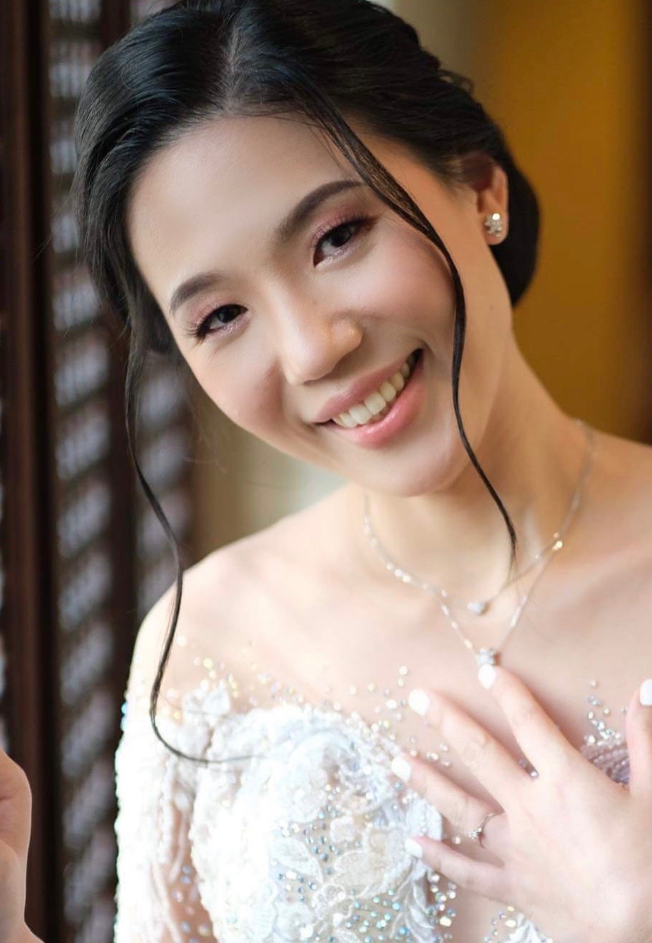 Bridal makeup look for an evening reception.