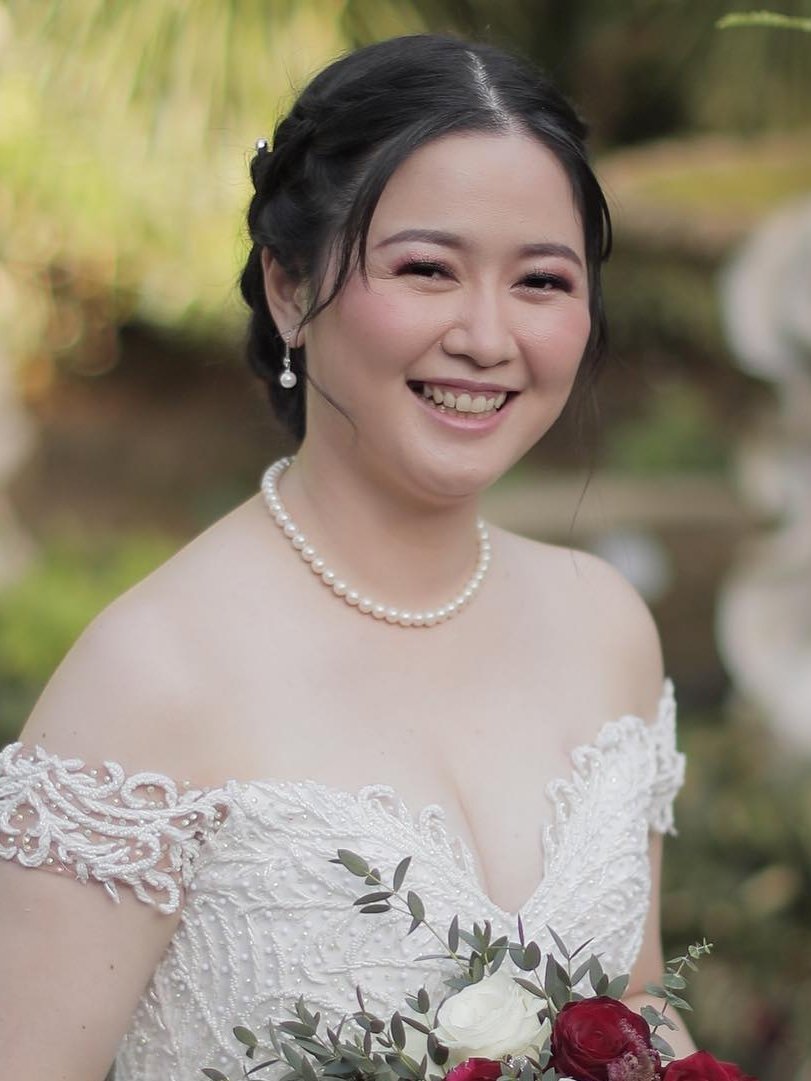 Bridal makeup look for an evening reception.