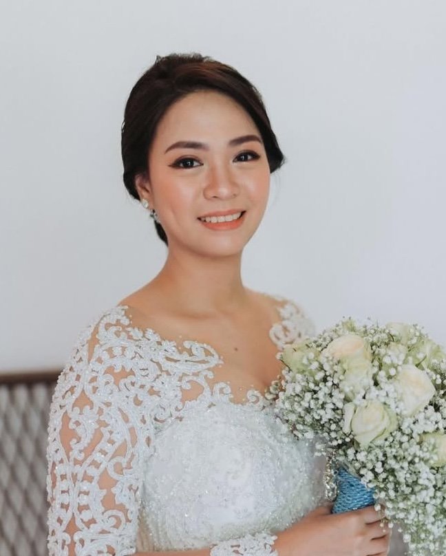 Bridal makeup look for an evening reception.